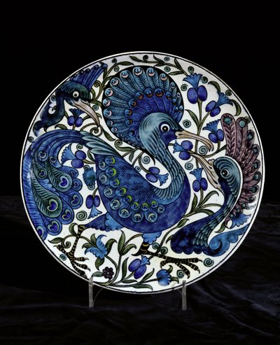 Schotel met fantastische pauwen, bladeren en fruit, geschilderd door Charles Passenger, 1888-97 door William de Morgan
